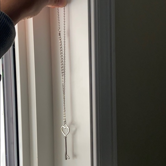 Elegant silver key necklace - adjustable chain - Picture 2 of 3